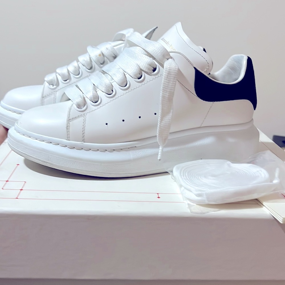 ALEXANDER MCQUEEN
Suede-trimmed sneakers, good condition like new. Authentic!